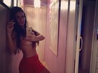 Solange Gomes abusa da sensualidade em foto sem blusa