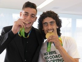Mesmo sem jogar a Olimpíada, Valdivia recebe medalha (Fernando Alves / CBF, DVG)
