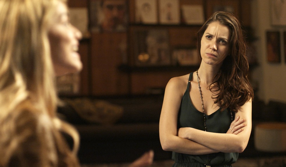 Júlia fica surpresa com o que Diana diz sobre Lázaro (Foto: TV Globo)