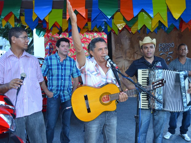 Vencedores improvisaram um forró na sede da Rede Paraíba de Comunicação (Foto: André Resende/G1)