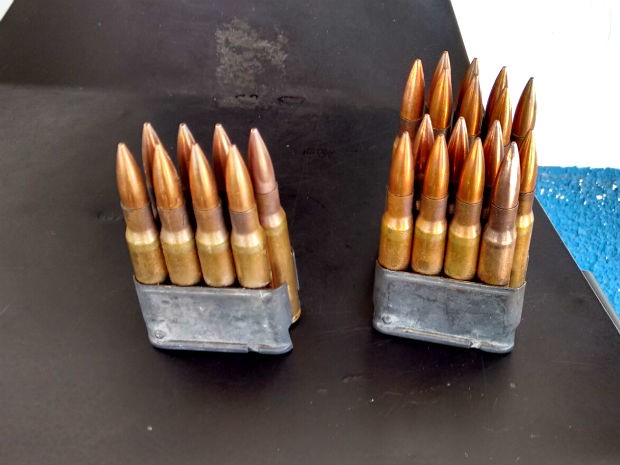 Cartuchos de fuzil encontrados em área do Lago Paranoá, no Distrito Federal (Foto: Polícia Militar/Divulgação)
