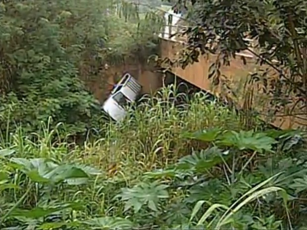 O carro caiu na ribanceira na tarde deste domingo. (Foto: Reprodução/Tv Tem)