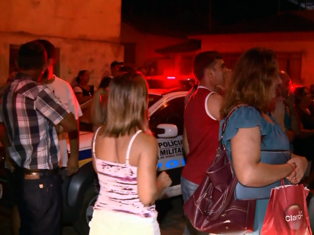 Vereadores precisaram ser escoltados pela Polícia Militar após a reunião desta segunda-feira (7) (Foto: Reprodução EPTV) Vereadores precisaram ser escoltados pela Polícia Militar após a reunião desta segunda-feira (7) (Foto: Reprodução EPTV)