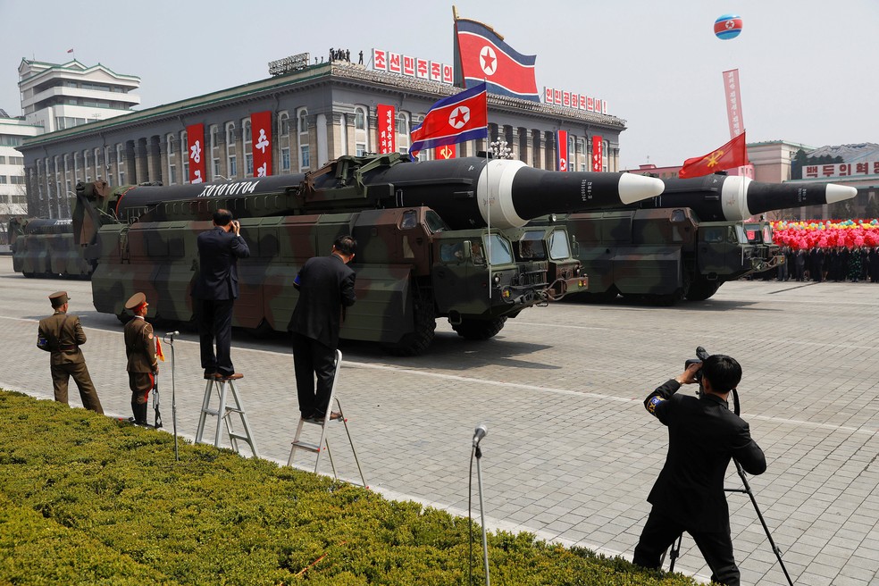 Mísseis são exibidos durante desfile militar que marca o 105º aniversário do nascimento do pai fundando do país Kim Il Sung, em Pyongyang, neste sábado (15) (Foto: REUTERS/Damir Sagolj ) Mísseis são exibidos durante desfile militar que marca o 105º aniversário do nascimento do pai fundando do país Kim Il Sung, em Pyongyang, neste sábado (15) (Foto: REUTERS/Damir Sagolj )