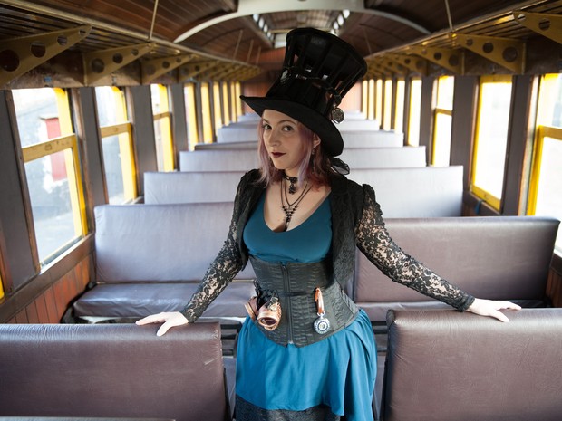 Gi Pausa Dramática interpreta personagem no estilo steampunk em Paranapiacaba (Foto: Glauco Araújo/G1) Gi Pausa Dramática interpreta personagem no estilo steampunk em Paranapiacaba (Foto: Glauco Araújo/G1)