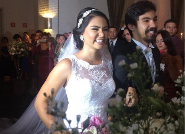 Vivian Marques, a ex-chiquitita Bel, se casou no domingo (24) e foi levada ao noivo pelos braços do irmão (Foto: Reprodução/Instagram)