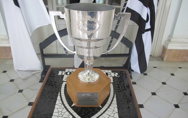botafogo Taça Guanabara fica exposta em General Severiano (Foto: Rafael Cavalieri)