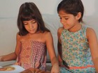 Gêmeas de 7 anos criam canal de vídeos sobre literatura infantil 