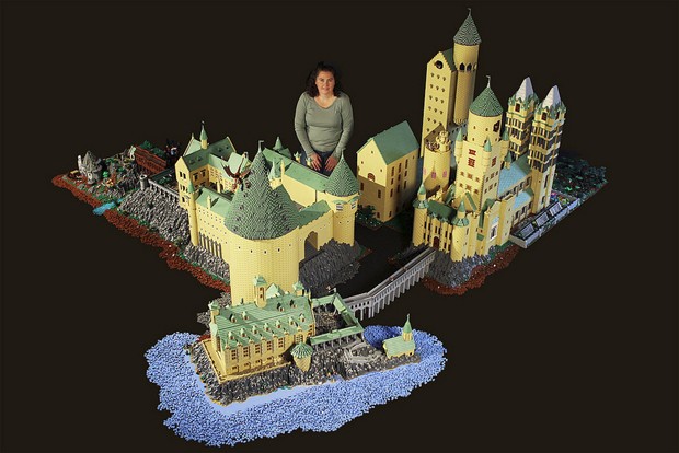 Alice Finch e a réplica da escola de Harry Potter: ela usou 400 mil peças e demorou 12 meses para concluir a maquete (Foto: Reprodução)