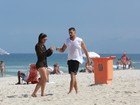 Cauã Reymond interrompe corrida em praia para tirar selfie com fã