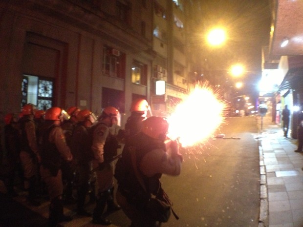 Policiais jogam gás lacrimogêneo contra manifestantes (Foto: Daniel Bittencourt/G1)