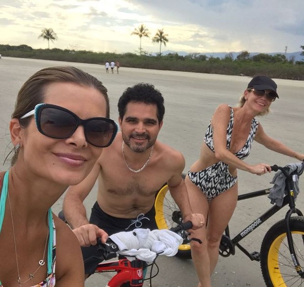 Luciano com a mulher em passeio de bicicleta (Foto: Reprodução/Instagram)