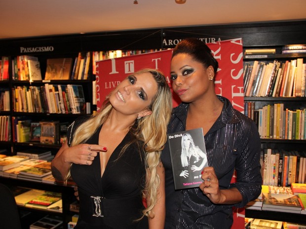 Taty Princesa com Adriana Bombom em lançamento de livro no Rio (Foto: Marcello Sá Barreto/ Ag. News)