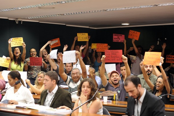 Manifestantes protestam contra o deputado Marco Feliciano na Comissão de Direitos Humanos da Câmara (Foto: Alexandra Martins / Câmara dos Deputados)