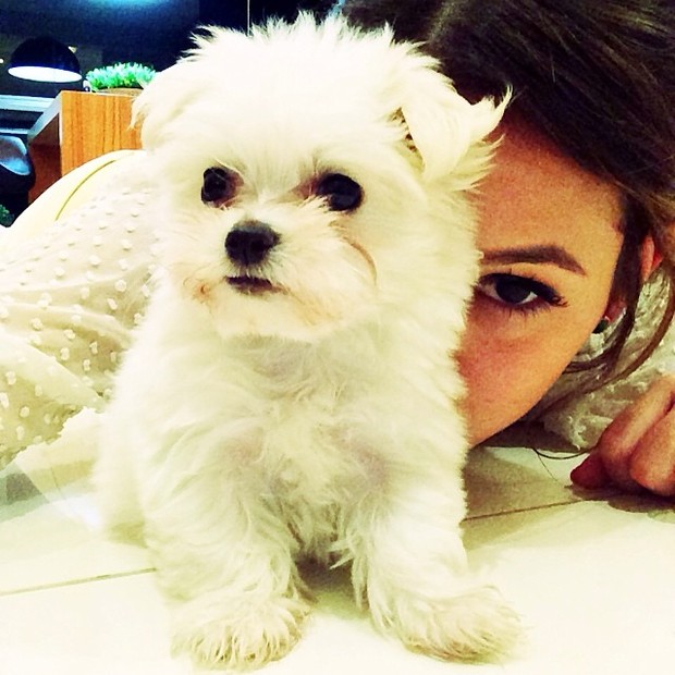 Bruna Marquezine com cachorrinha Luna (Foto: Reprodução/Instagram)