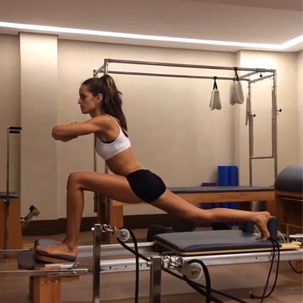 Izabel Goulart faz pilates (Foto: Instagram)