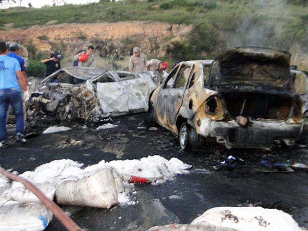 Carros de passeio ficaram completamente destruído após caminhão-tanque pegar fogo (Foto: Marcos Frahm/Blog Marcos Frahm)