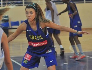 Anna Beatriz integra o time nacional e é filha da técnica Christi Ane Hammerschmidt (Foto: CBB / Dilvulgação)
