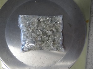 Sacola de diamantes encontrada em absorvente (Foto: Divulgação/Polícia Federal)