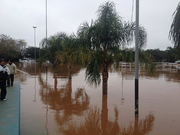 Nível do Rio Uruguai em São Borja (RS) está subindo (Foto: Gabriela Fogliarini/RBS TV)