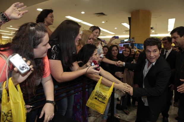 Daniel com fãs durante lançamento de sua biografia no Rio (Foto: Isac Luz/EGO)