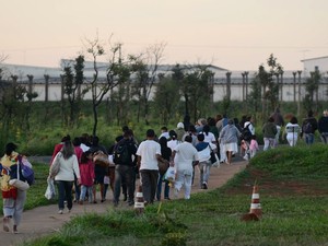Familiares de detento do presídio da Papuda enfrentam filas na madrugada para visitar parentes. (Foto: Pedro França/G1)