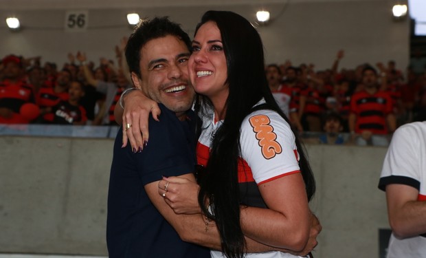 Graciele Lacerda com Zezé Di Camargo em jogo do Flamengo: emoção à flor da pele (Foto: Dilson Silva/Agnews)