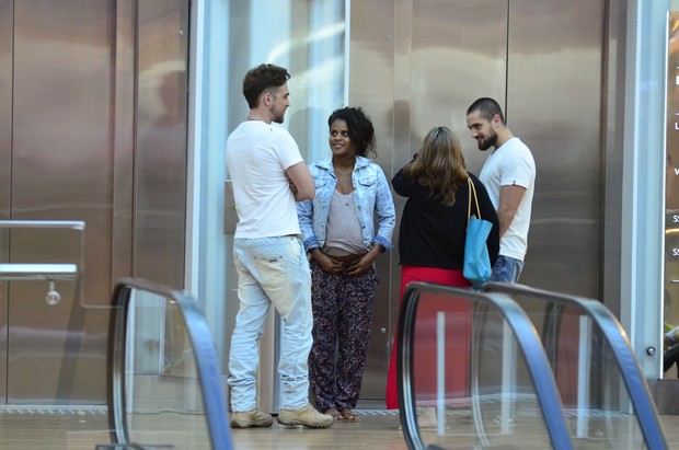 Igor Rickly e Rafael Cardoso passeiam com suas mulheres gravidas em shopping (Foto: Henrique Oliveira/AgNews)
