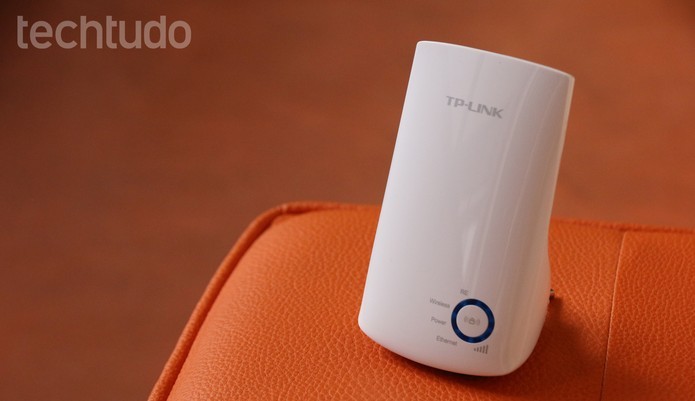 Repetidor da TP-Link possui padrão N, mas também funciona em redes AC (Foto: Luciana Maline/TechTudo)