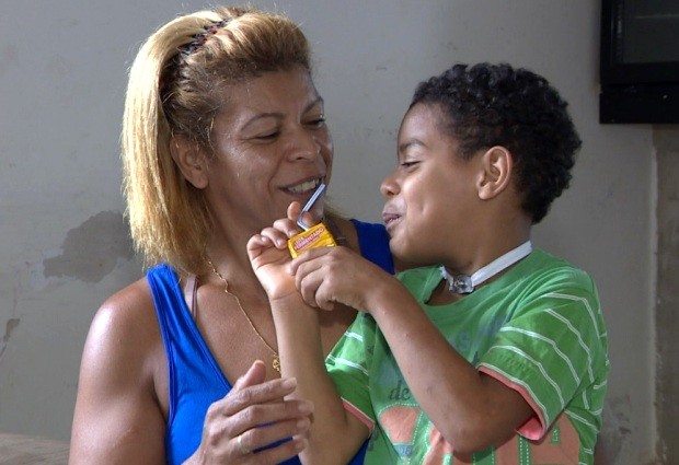 O menino Gustavo Costa e a mãe, em Valinhos (Foto: Reprodução / EPTV)