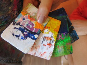 Cartões de credito velhos utilizados para fazer os quadros (Foto: Mariane Rossi/G1)