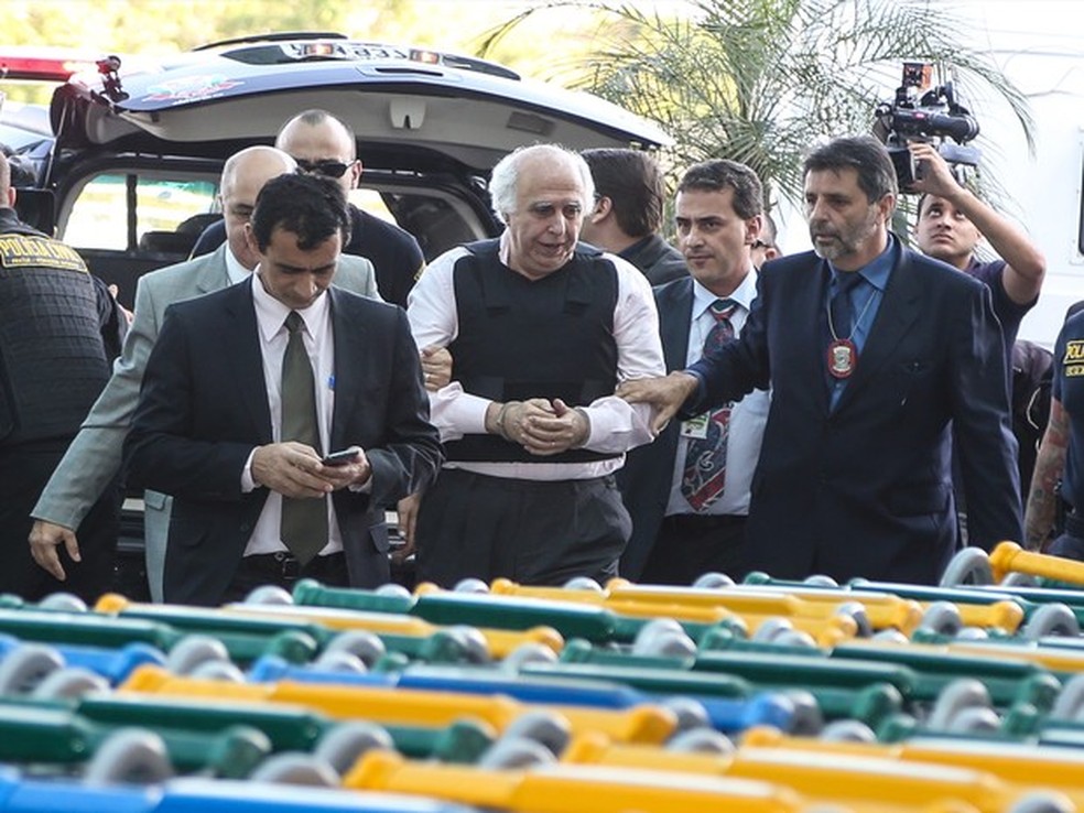 O ex-médico Roger Abdelmassih, de 70 anos, no dia em que chegou a SP, após ser encontrado no Paraguai, em 2014 (Foto: WILLIAM VOLCOV/BRAZIL PHOTO PRESS/ESTADÃO CONTEÚDO)