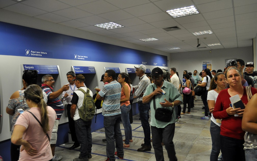 Caixa Econômica Federal estava lotada na manhã desta sexta-feira (10). (Foto: Lara Cristina/G1)