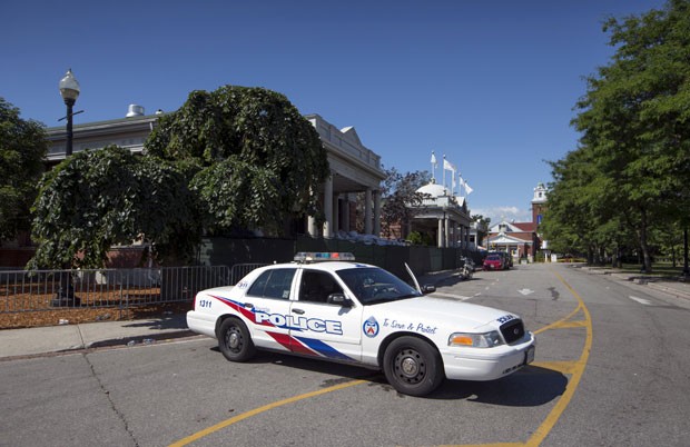 Carro de polícia do lado de fora do clube Muzik, onde houve tiroteio em Toronto (Foto: Mark Blinch/Reuters) Carro de polícia do lado de fora do clube Muzik, onde houve tiroteio em Toronto (Foto: Mark Blinch/Reuters)