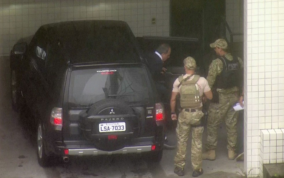 Cabral chega ao Instituto Médico Legal, na Leopoldina (Foto: Reprodução TV Globo)