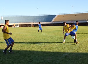 Treinamento tático ( Sávio tenta tirar a bola do volante Ederson) (Foto:  Nelio Soares/GloboEsporte.com)