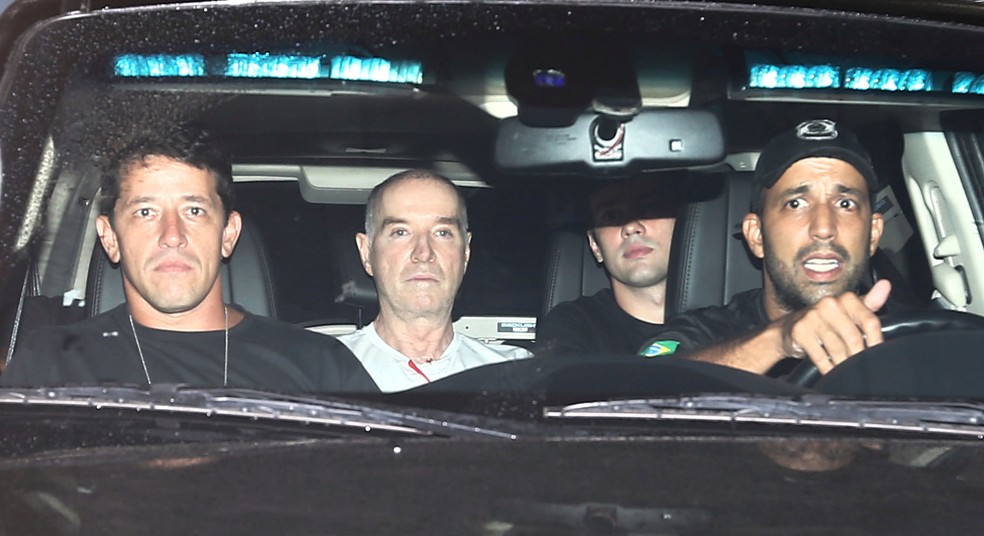 O empresário Eike Batista deixa a sede da PF no Rio, depois de ser ouvido formalmente pelos agentes federais pela primeira vez após sua prisão (Foto: FÁBIO MOTTA/ESTADÃO CONTEÚDO)