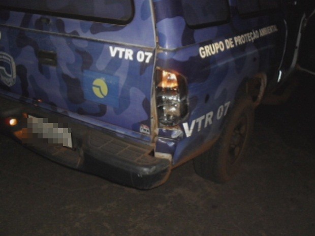 Viatura da Polícia Ambiental foi atingida pelo motorista (Foto: Guarda Municipal de Botucatu)