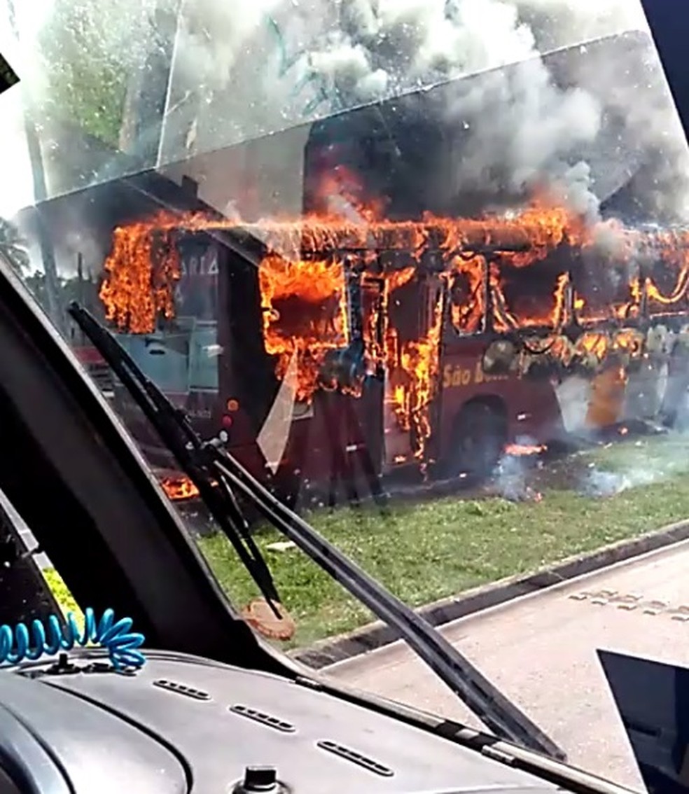 Ônibus são incendiados em Fortaleza (Foto: Arquivo pessoal)
