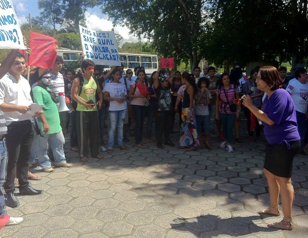 Manifestação de professores na greve da Ufam (Foto: Ana Graziela Maia/G1)