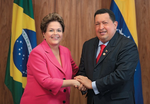 SEM HORÁRIO Dilma  Rousseff com Hugo Chávez. Ele nunca avisava a hora que seu avião chegaria ao Brasil (Foto: Eraldo Peres/AP)