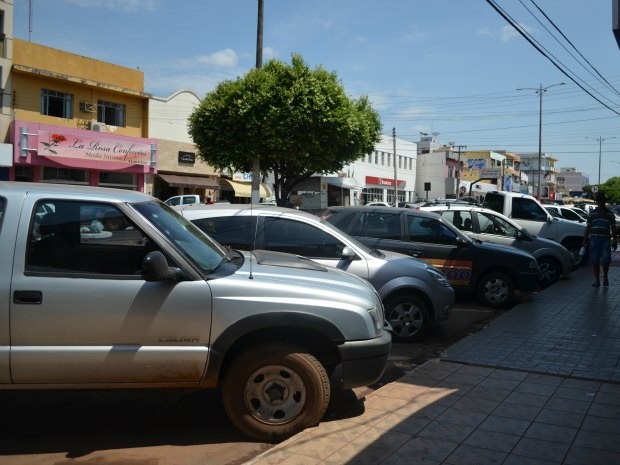 Veículos disputam vagas no centro da cidade (Foto: Paula Casagrande/G1)