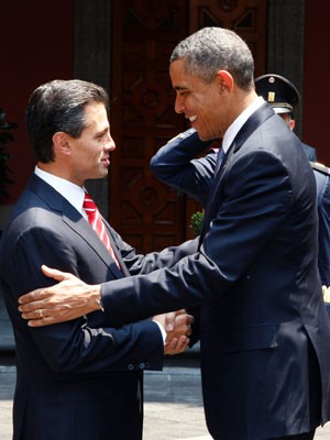 Obama cumprimenta o presidente do México, Enrique Peña Nieto, ao chegar ao país nesta quinta-feira (2) (Foto: Presidencia/AFP)