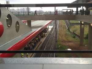 Passageiros aguardam trem em linha da CPTM bloqueada por alagamento (Foto: Thaís Lima/G1)
