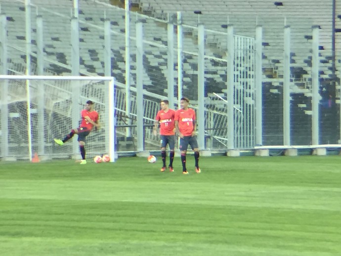 Guerrero espera a bola perto do gol: peruano volta ao time nesta quarta-feira (Foto: Raphael Zarko)