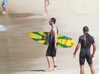 Rodrigo Santoro curte dia de surfe no Rio