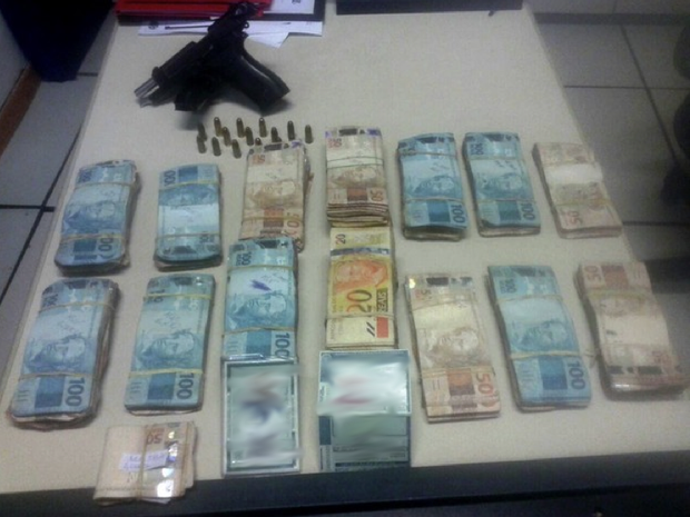 Suspeitos presos com dinheiro do tráfico em Macaé (Foto: PM / Divulgação)
