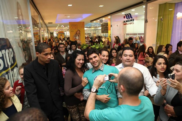Dudu Azevedo enloquece as fãs no Stop Shop (Foto: Divulgação)