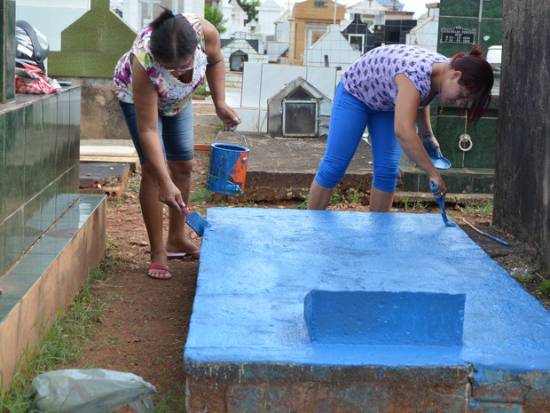 Famílias se unem para fazerem os reparos nos túmulos dos ente queridos, em Cacoal. (Foto: Rogério Aderbal)