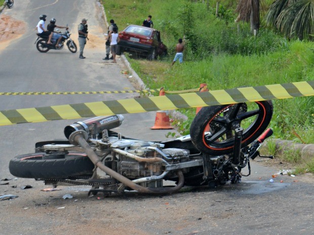 Acidente entre carro e moto aconteceu em Cruzeiro do Sul (Foto: Adelcimar Carvalho / G1)